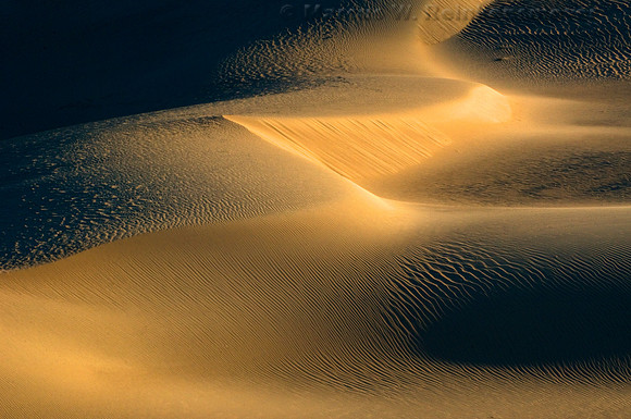 High winds and blowing sands in a sand storm at Mesquite Flat Dunes, located near Stove Pipe Wells in Death Valley National Park, California.